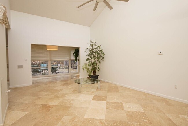 Building Photo - Bluewater Bay Townhome - 6 month lease Only