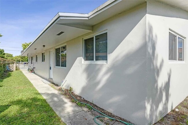 Building Photo - 136 NW 6th Ave