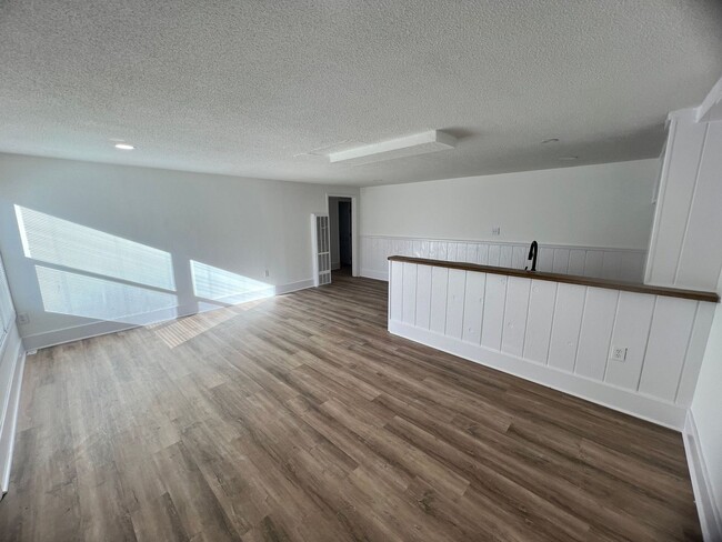 Building Photo - Cozy 1-Bedroom Triplex Unit with New Appliances