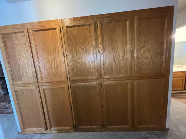 Building Photo - 4BR | 2BA | 1800SF | 2 Car Garage | Availa...