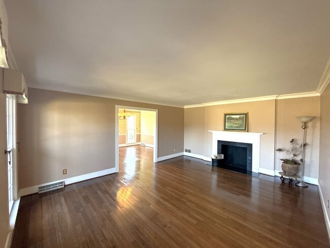 Building Photo - Beautiful 5 Bedroom 3 Bathroom House on Country Club Golf Course!