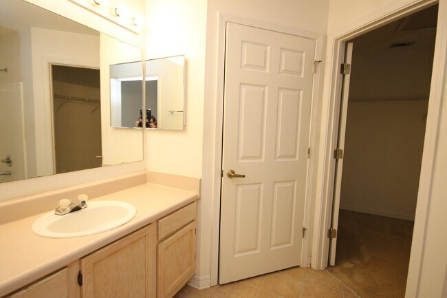 Building Photo - Northeast Pensacola 3/2 attached home for ...