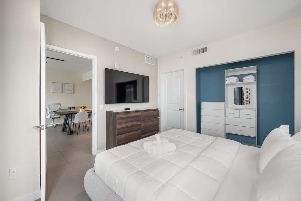 Building Photo - 1600 NE 1st Ave