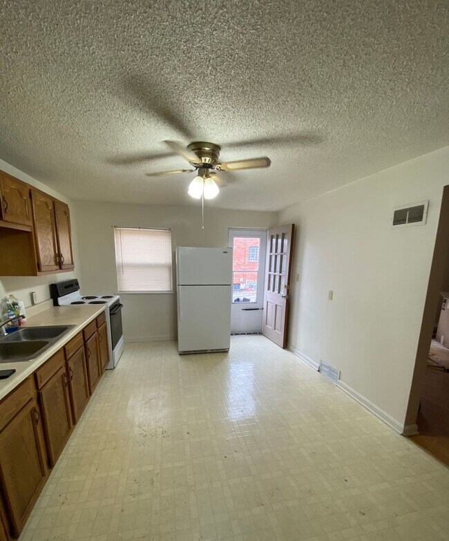 Building Photo - One bedroom apartment in Alton