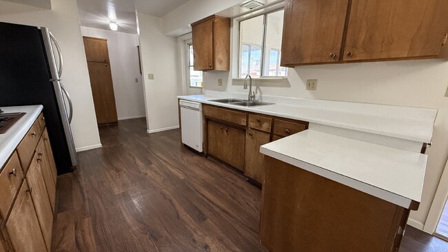 Building Photo - "Charming 2-Bed, 2-Bath Oasis in Phoenix -...