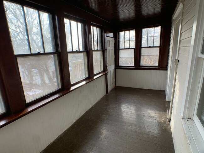 Building Photo - 698 Conway St