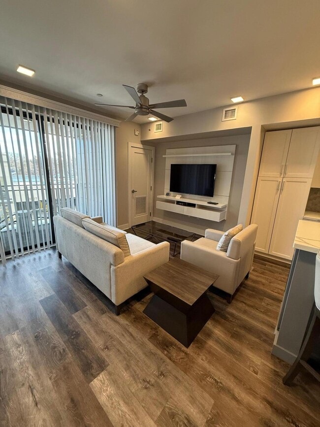 Building Photo - 480 N Main St