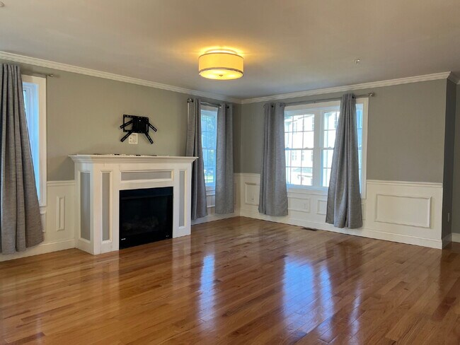 Building Photo - Gorgeous and newly renovated townhouse-sty...