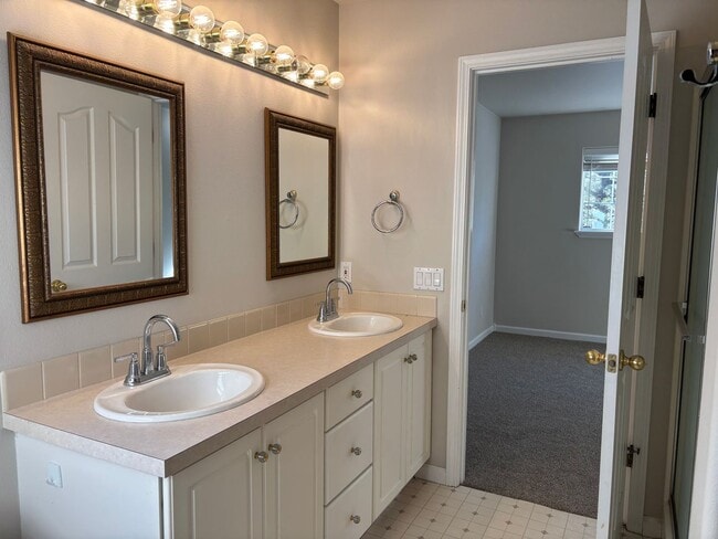 Building Photo - 3 BR/2.5 BA Townhouse