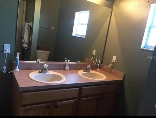 Building Photo - 722 Rollins Dr