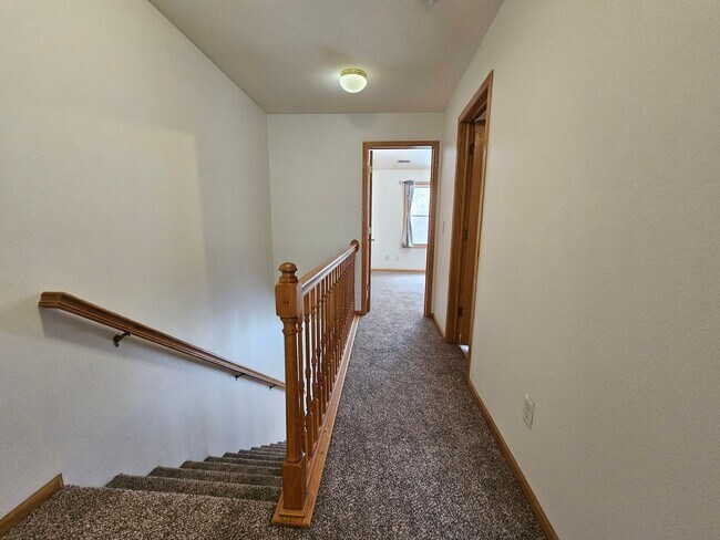 Building Photo - 2 Bedroom 1.5 bath condo with attached garage in great NE location!