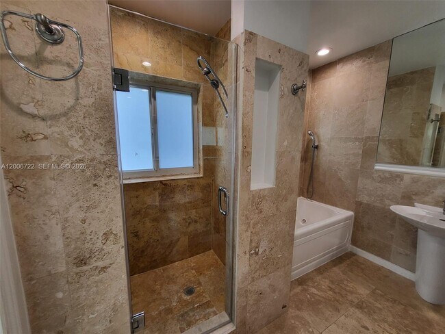 Building Photo - 825 Cremona Ave