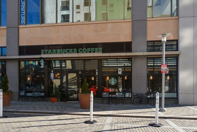 Building Photo - Luxury Condo 1 bed/1bath - 14th floor, Nice amenities, METRO!