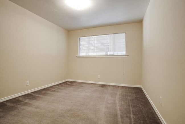 Building Photo - No Application Fees* $500 off 1st months r...