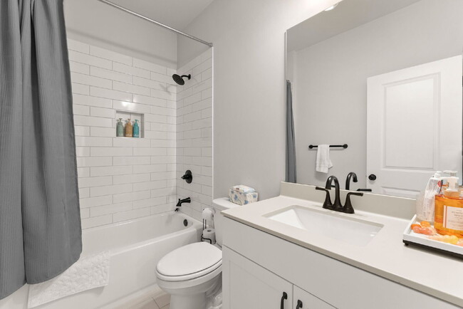 Building Photo - Stunning 6-Bed, 5-Bath home in Hudson Cove!