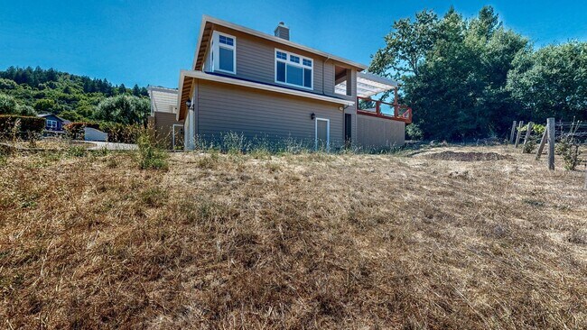 Building Photo - Gorgeous Home with private yards, large de...