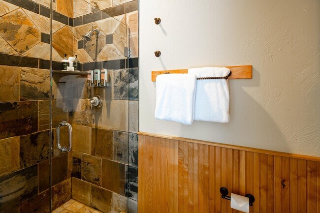 Building Photo - 66 Mountain Loop Rd