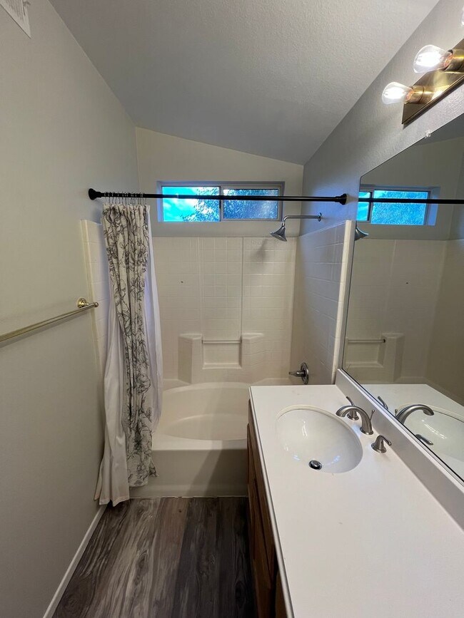 Building Photo - Spacious 4br/3ba Single Family Residence in Beautiful Eastlake Greens Community