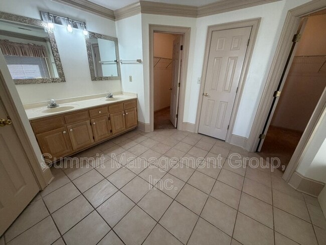 Building Photo - 2405 Twin Creek Ct SW