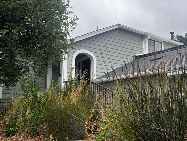 Building Photo - 736 Hillside Dr