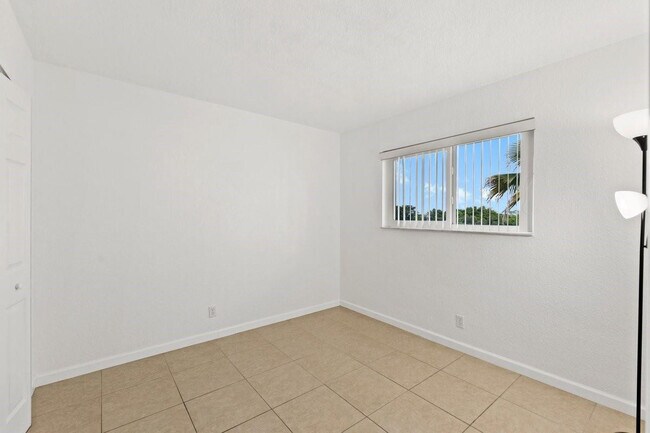 Building Photo - 2106 S Cypress Bend Dr