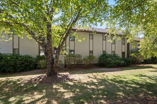 Building Photo - 201 Racquet Club Rd