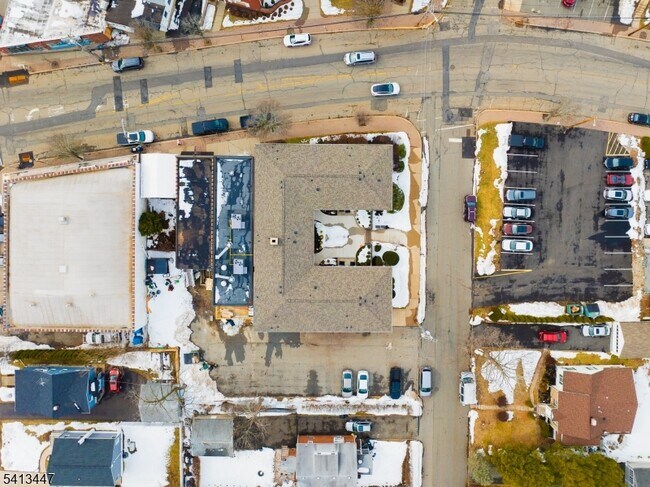 Building Photo - 104 N Beverwyck Rd