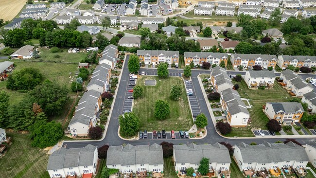 Building Photo - Beautiful Townhome in the Coveted Taylor S...