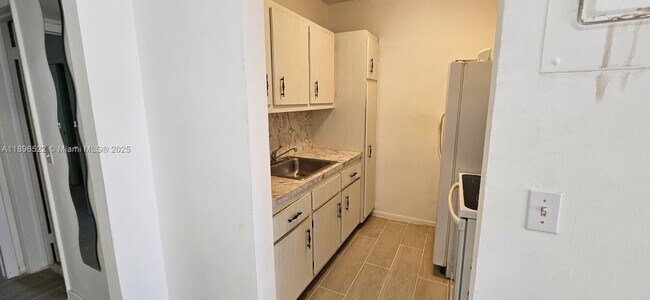 Building Photo - 230 SW 11th Ave