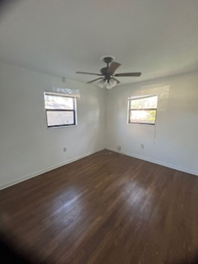 Building Photo - Spacious 3 bdrm/2 bath home