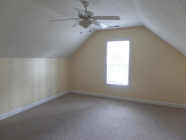 Building Photo - 10 Sawmill Rd W