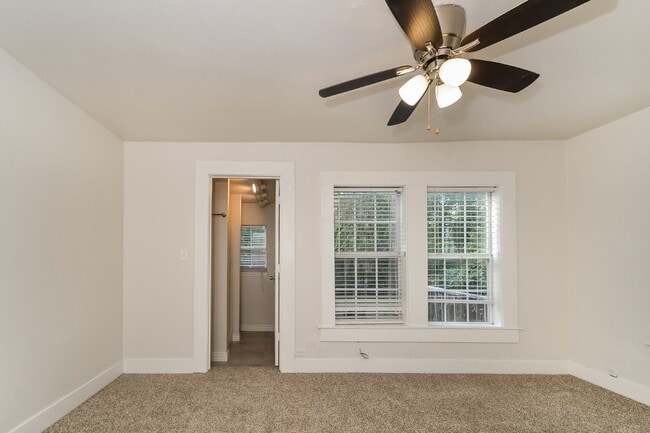 Building Photo - "Charming 2-Bedroom, 2-Bath Duplex in Prime Sherman Location – Your Perfect Home Awaits at 814 W....