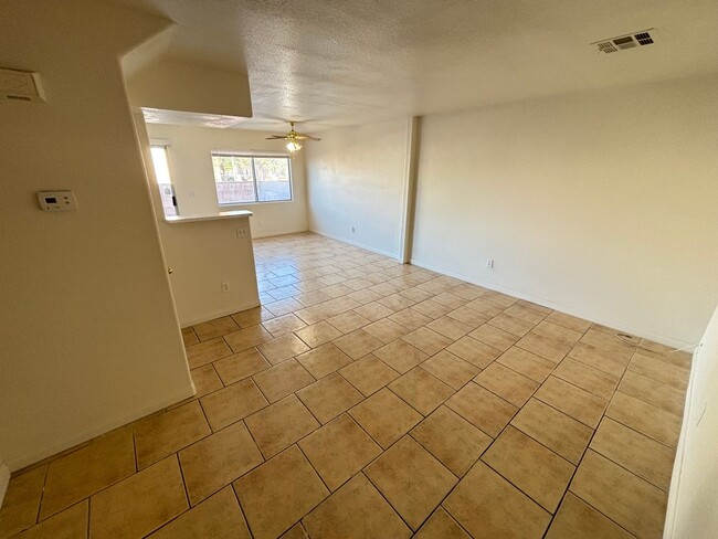Building Photo - Beautiful 3Bed/3Bath Townhome w/ Garage lo...