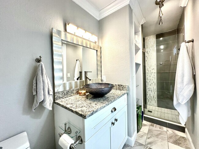 Building Photo - 2638 Gately Dr E