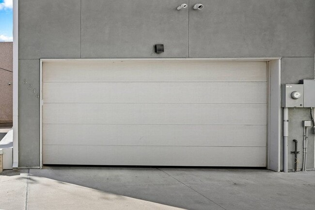 Building Photo - City View Haven: Modern 2-Bed Townhome in ...