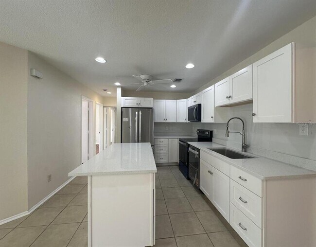 Building Photo - 5439 Kenwood Dr