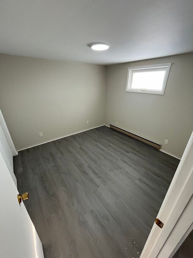 Building Photo - 104-110 Maple Lane