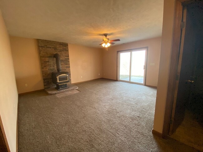 Building Photo - Large 4 Bed /  2 Bath Home