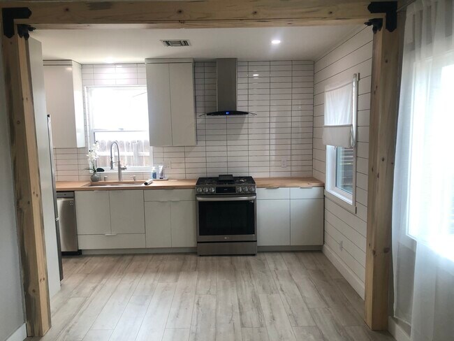 Building Photo - 3956 Olmsted Ave