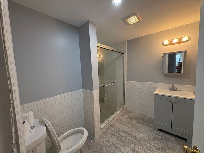 Building Photo - Large 5 Bedroom 2 Bathroom Single Family H...
