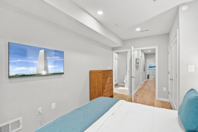 Building Photo - 418 D St SE