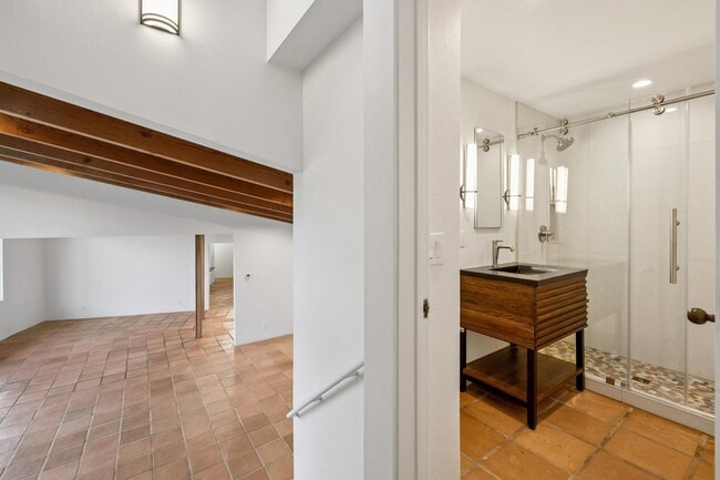 Building Photo - Charming 4BR Home Available in Private Portola Valley Cul de Sac