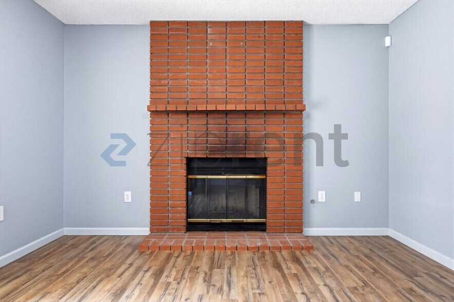 Building Photo - Unit