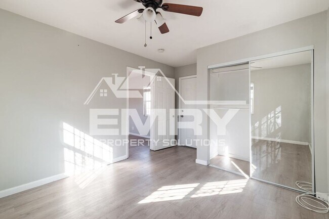 Building Photo - 5547 Holmes Ave