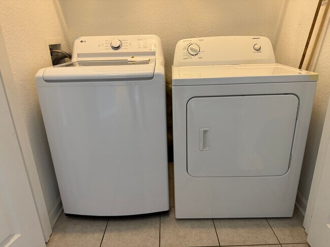 Building Photo - Beautiful 3 Bed, 2 Bath Condo in Desirable Stonebridge Place – MetroWest