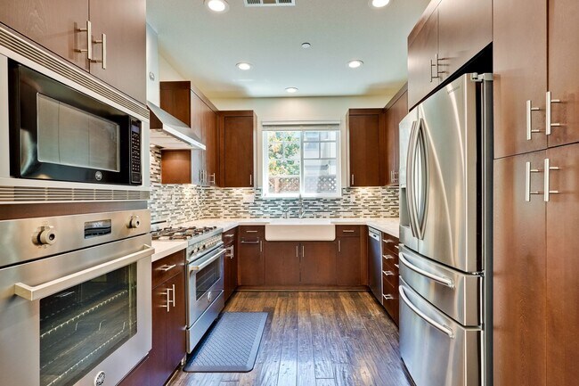 Building Photo - Modern Townhome in Prime Location — Walkab...