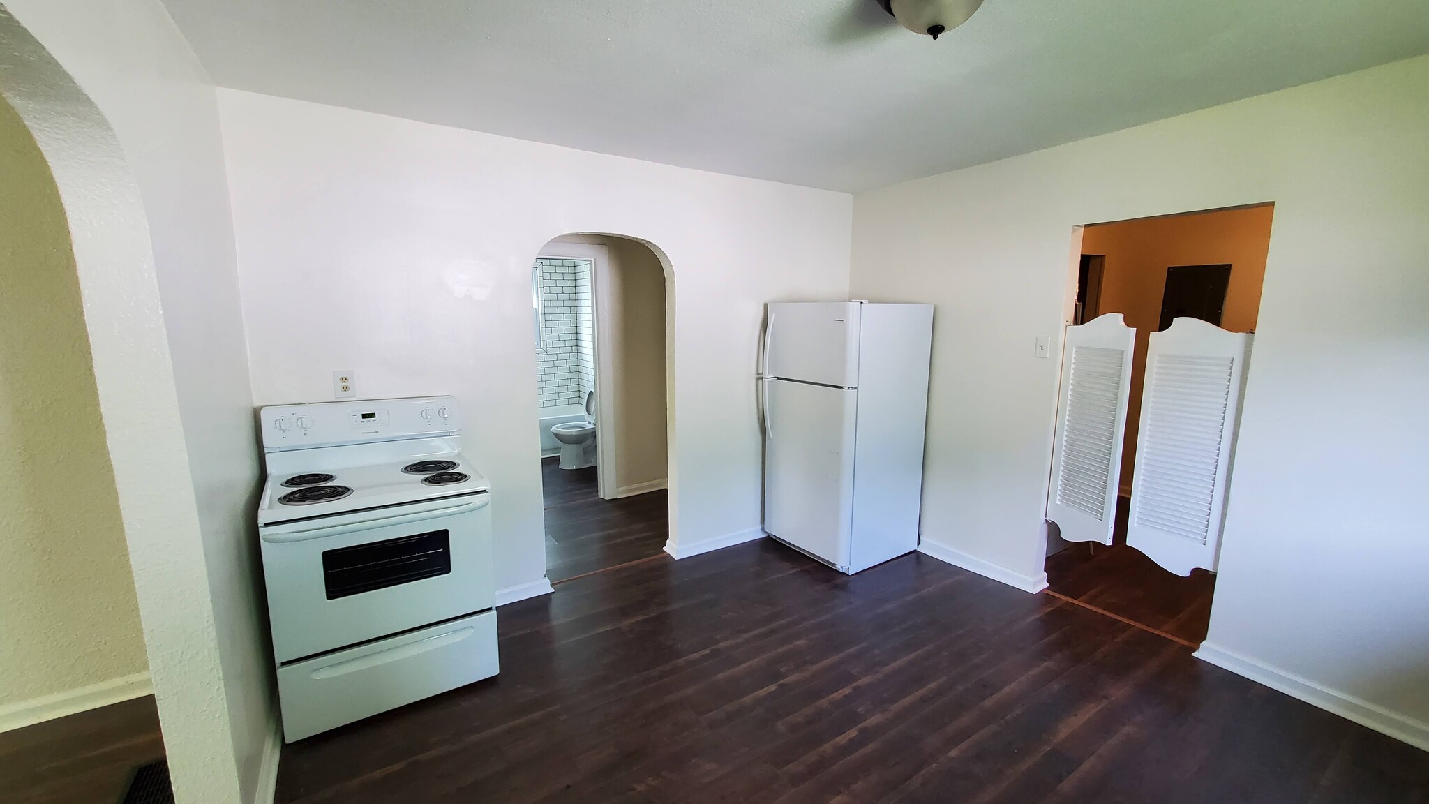 Kitchen - 1387 Elizabeth St