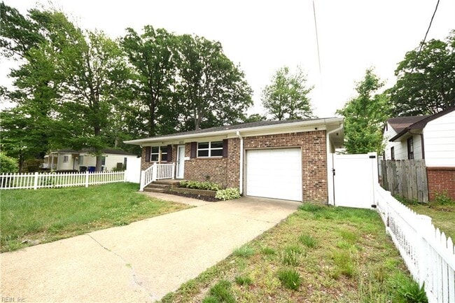 Building Photo - 823 Brentwood Dr