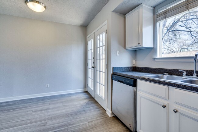Building Photo - Broken Spoke - SOLA Townhome - 2BD - 1BA -...