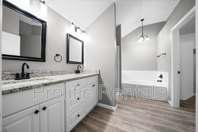 Building Photo - 4417 Briarwood Dr